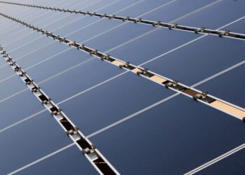 HELLENiQ ENERGY: Εξαγόρασε 2 φωτοβολταϊκά πάρκα 15 MW – Πρώτη επένδυση ΑΠΕ εκτός Ελλάδας