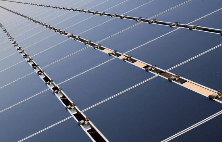 HELLENiQ ENERGY: Εξαγόρασε 2 φωτοβολταϊκά πάρκα 15 MW – Πρώτη επένδυση ΑΠΕ εκτός Ελλάδας