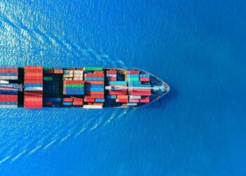 Οι μεγιστάνες της ναυτιλίας σπεύδουν να επενδύσουν τον πλούτο της πανδημίας