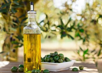 Η «τέλεια καταιγίδα» στο ελαιόλαδο: Πώς οι τιμές έφτασαν σε ιστορικά υψηλά