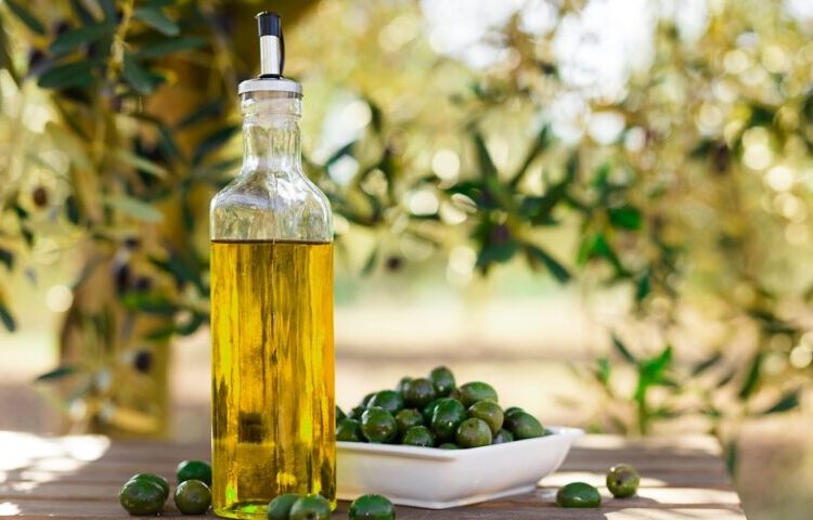 Η «τέλεια καταιγίδα» στο ελαιόλαδο: Πώς οι τιμές έφτασαν σε ιστορικά υψηλά