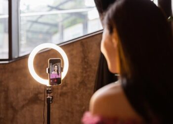 Influencing, delivery και πωλήσεις: Σχεδόν οι μισοί νέοι έχουν και δεύτερη δουλειά