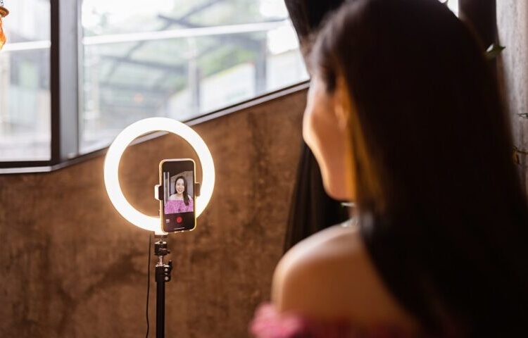 Influencing, delivery και πωλήσεις: Σχεδόν οι μισοί νέοι έχουν και δεύτερη δουλειά