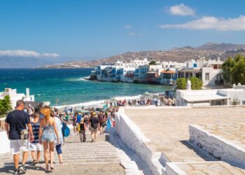 Τουρισμός: Η Αθήνα θα κρίνει το φετινό ρεκόρ – Προβληματισμός για την ύφεση στη Γερμανία και τα ακριβά εισιτήρια