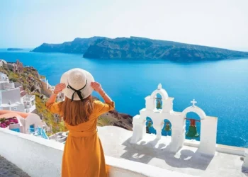 Θερμή σεζόν στον τουρισμό παρά το «ψαλιδισμένο» εισόδημα των Ευρωπαίων