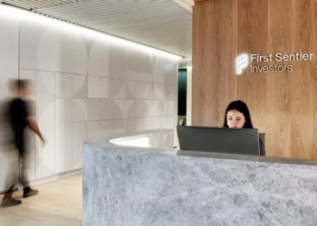 Έκλεισε η συμφωνία της First Sentier με τις πιστώτριες τράπεζες