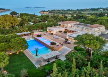 Η Ελλάδα μπαίνει στο super prime real estate: Η βίλα στο Πόρτο Χέλι που πωλείται αντί 32 εκατ. ευρώ