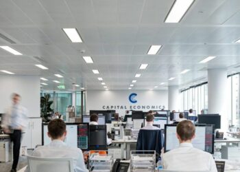 Capital Economics: Η ανάκαμψη επιβραδύνει αλλά η Ελλάδα θα συνεχίσει να υπερ-αποδίδει