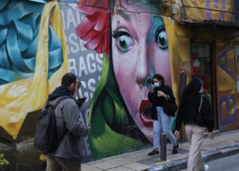 Κόβουν βασικές υπηρεσίες οι Έλληνες λόγω ακρίβειας – Οι μισοί δεν θα κάνουν διακοπές