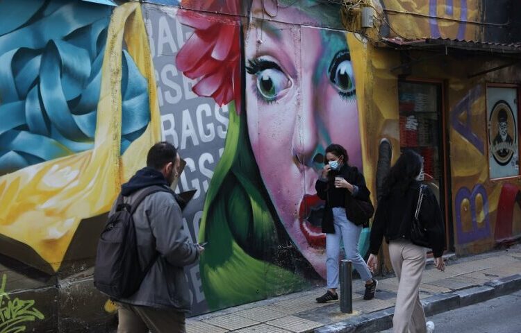 Κόβουν βασικές υπηρεσίες οι Έλληνες λόγω ακρίβειας – Οι μισοί δεν θα κάνουν διακοπές