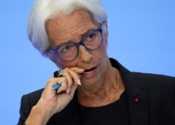 Lagarde: Η ΕΚΤ δεν μπορεί να κηρύξει σύντομα το τέλος των επιτοκιακών αυξήσεων