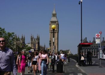 Βρετανία: Το χρέος πάνω από το 100% του ΑΕΠ για πρώτη φορά από το 1961