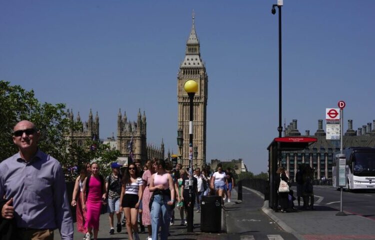 Βρετανία: Το χρέος πάνω από το 100% του ΑΕΠ για πρώτη φορά από το 1961