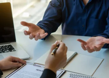 PwC: Το αυξημένο κόστος ζωής και η μεγάλη αβεβαιότητα πιέζουν τους εργαζόμενους παγκοσμίως