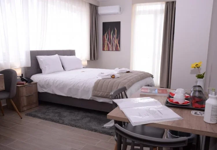 Airbnb: «Ξεπουλάει» φέτος στην Ελλάδα – Διπλασιάστηκαν οι τιμές σε σχέση με το 2019