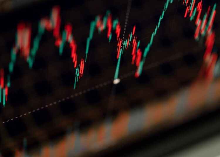 Μερίσματα και αναδιαρθρώσεις πιέζουν το Χρηματιστήριο