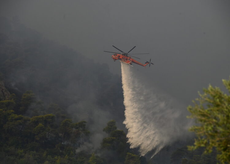 Ολονύχτια μάχη με τις φλόγες σε Ρόδο, Αίγιο, Κέρκυρα, Κάρυστο και Υλίκη