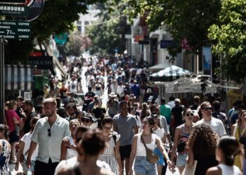 Σε υψηλές ταχύτητες το λιανεμπόριο με “καύσιμα” από τουρισμό και ανάπτυξη