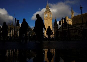 Βρετανία: Η οικονομία μένει πίσω σε σχέση με την Ευρωζώνη