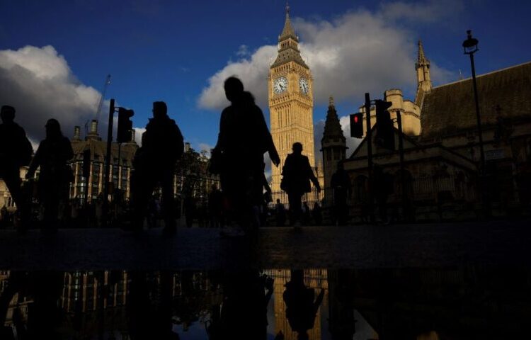 Βρετανία: Η οικονομία μένει πίσω σε σχέση με την Ευρωζώνη