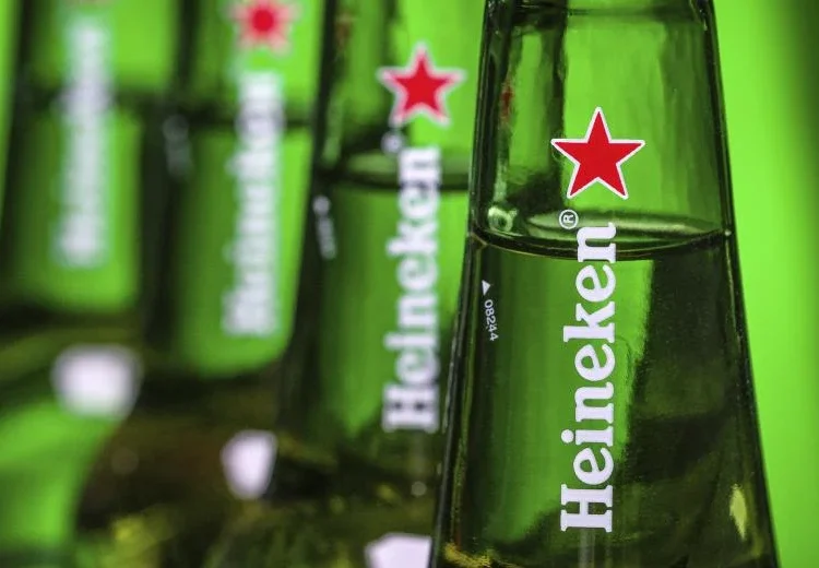 Heineken: Αφρισαν… οι τιμές της μπύρας – Μειώθηκε η κατανάλωση και οι προβλέψεις για κέρδη