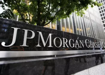 Τι «είδε» η J.P. Morgan στην Αθήνα: Οι συναντήσεις και το αισιόδοξο μήνυμα από τις τράπεζες