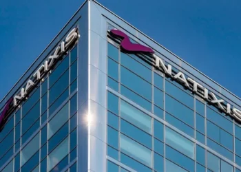 Natixis για Ελλάδα: Φως στην άκρη του τούνελ – Έρχεται η επενδυτική βαθμίδα (γραφήματα)