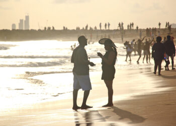 Φωτιές και ζέστη καίνε τον Τουρισμό – Μεγάλη η απειλή για την οικονομία της Ελλάδας