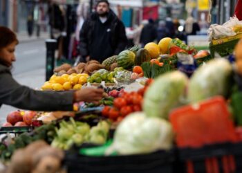 Βρετανία: Μεγαλύτερη των προβλέψεων πτώση του πληθωρισμού στο 7,9%