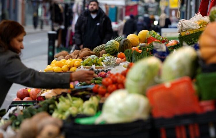 Βρετανία: Μεγαλύτερη των προβλέψεων πτώση του πληθωρισμού στο 7,9%