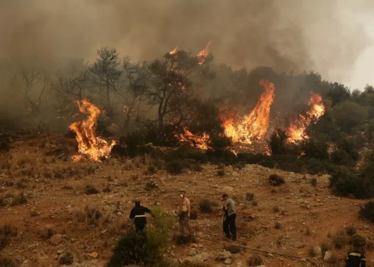 Τιτάνιες προσπάθειες να περιοριστεί η φωτιά στη Μαγνησία