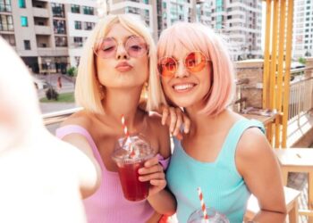 Ροζ ποτά, ελαφριές μπύρες και κοτόπουλο χωρίς κόκκαλα: Η Gen Z ξέρει τι θέλει και οι εταιρείες τροφίμων τρέχουν