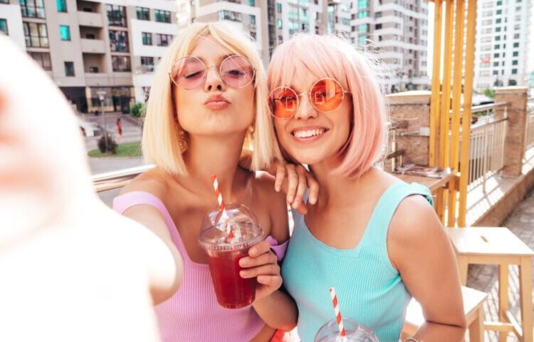 Ροζ ποτά, ελαφριές μπύρες και κοτόπουλο χωρίς κόκκαλα: Η Gen Z ξέρει τι θέλει και οι εταιρείες τροφίμων τρέχουν