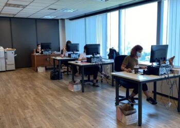 Πώς επιστρέφει ο 13ος μισθός στο Δημόσιο – Oι 6 κατευθύνσεις για τις αυξήσεις των μισθών