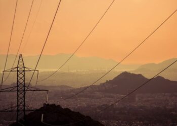 Ενέργεια: Ο καύσωνας ανεβάζει τη ζήτηση – Δοκιμάζουν το σύστημα οι φωτιές