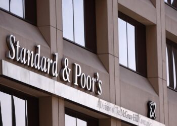 S&P: Τι κοιτάζει εν όψει του review της 20ης Οκτωβρίου – Τα «κλειδιά» της αναβάθμισης
