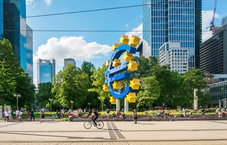 Δεν «πείθει» το σχέδιο της ΕΚΤ – Οι οικονομολόγοι βλέπουν νωρίτερα μείωση των επιτοκίων