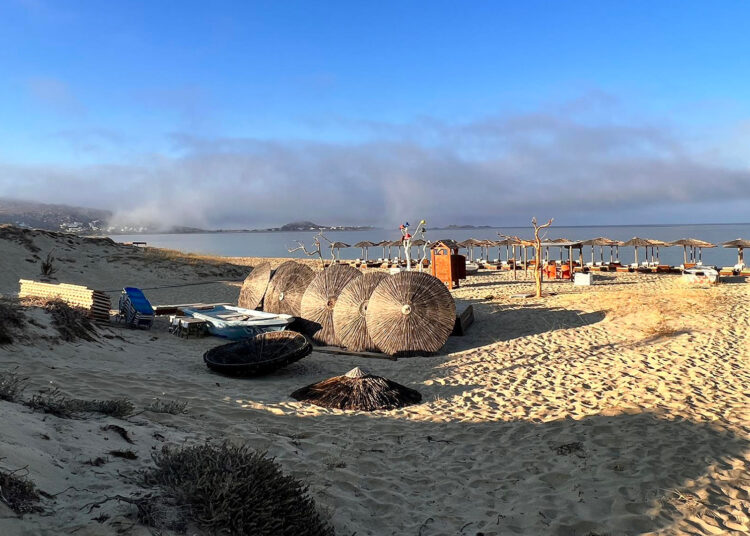 Αρον άρον μαζεύουν τις ξαπλώστρες και στη Νάξο, υπό τον φόβο των προστίμων