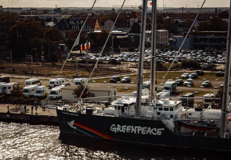 Greenpeace: Τα «βάζει» με τις ευρωπαϊκές πετρελαϊκές εταιρείες για την ενεργειακή μετάβαση