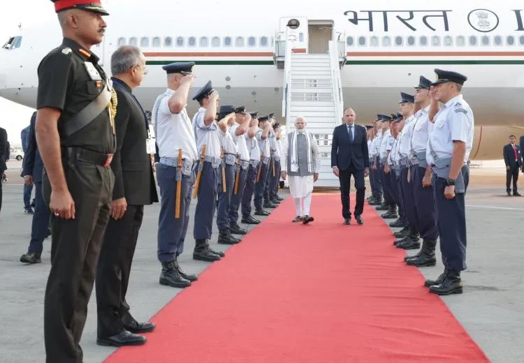 Στην Αθήνα ο Ινδός πρωθυπουργός Ν. Μόντι – Το μήνυμά του στα ελληνικά