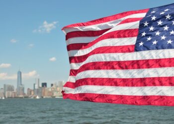 Σε vertigo η ύψους 25 τρισ. αγορά ομολόγων των ΗΠΑ μετά τη Fitch – Τι θα συμβεί