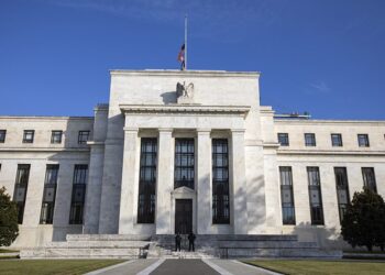 Fed: Αμετάβλητα τα επιτόκια στο εύρος του 5,25% – 5,5% – «Σήμα» για περιοριστική πολιτική επί μακρόν…