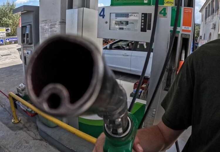 Σοκ στην αντλία: Εκτροχιάστηκε η τιμή της βενζίνης σε όλη την Ελλάδα – Πού αγγίζει τα 2,3 ευρώ