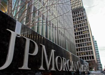 JP Morgan: Γιατί φεύγει από τα ελληνικά ομόλογα – Συστήνει κατοχύρωση των long θέσεων στα 10ετή