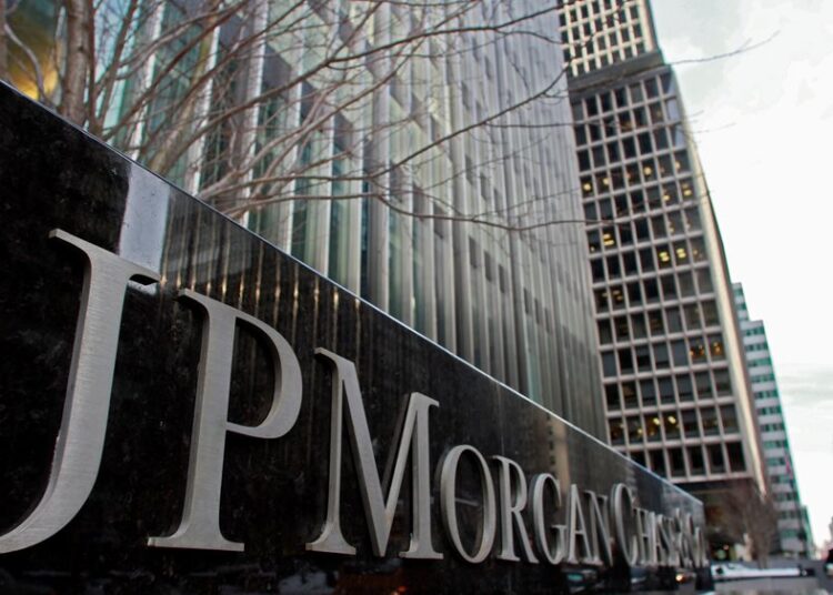 JP Morgan: Γιατί φεύγει από τα ελληνικά ομόλογα – Συστήνει κατοχύρωση των long θέσεων στα 10ετή