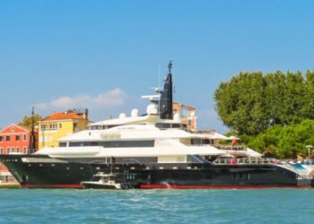 Οι φορολογούμενοι πληρώνουν το superyacht του ολιγάρχη: 2.000 δολ./ημέρα μόνο για τον κλιματισμό