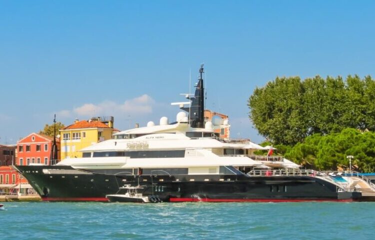 Οι φορολογούμενοι πληρώνουν το superyacht του ολιγάρχη: 2.000 δολ./ημέρα μόνο για τον κλιματισμό