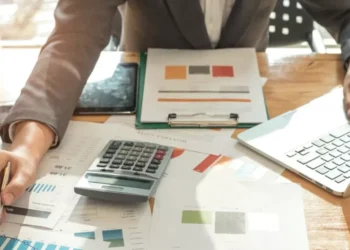 Έλεγχοι σε επαγγελματίες με εισοδήματα έως €20.000