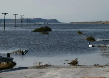 Θεσσαλία: Ανησυχία για τη λίμνη Κάρλα – Διαρρήξεις και κλοπές σε πλημμυρισμένες περιοχές