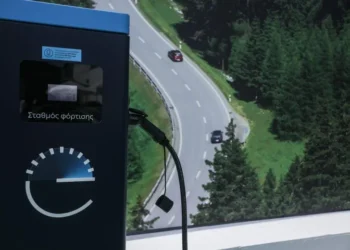 Συμμαχία nrg – HOCHTIEF για την ηλεκτροκίνηση: Επενδύουν 3,5 εκατ. ευρώ για ταχυφορτιστές στους αυτοκινητόδρομους